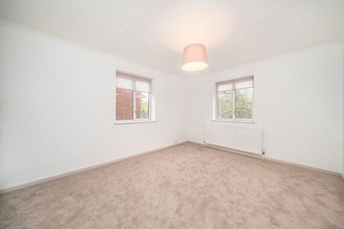 3 Bedroom Maisonette To Rent In Chestnut Road, West Wimbledon, SW20