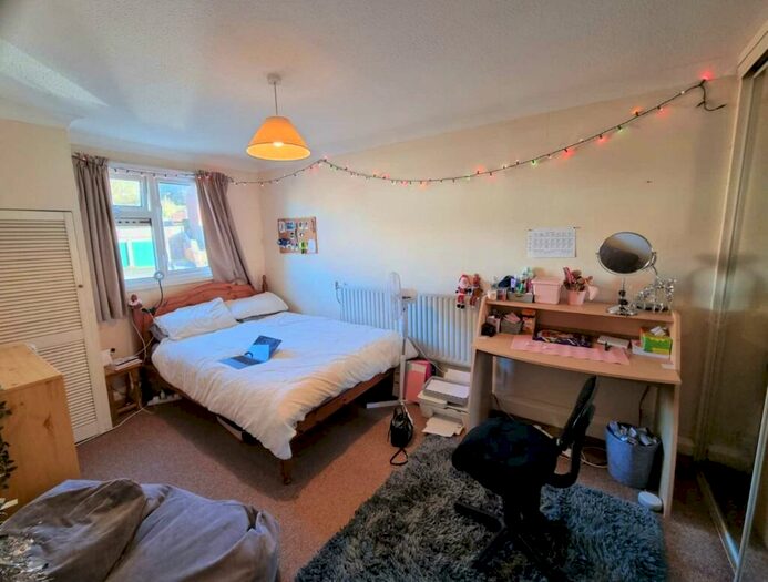 4 Bedroom Terraced House To Rent In Clover Road, Guildford, GU2