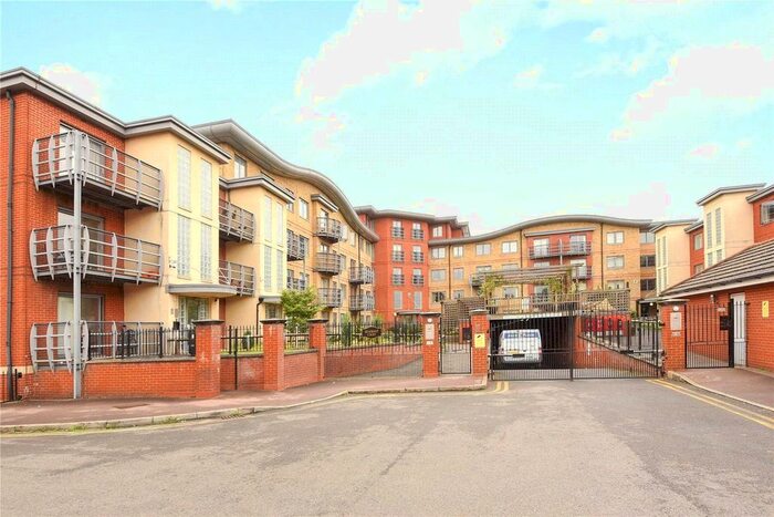 2 Bedroom Flat To Rent In Quadrant Court, Jubilee Square, Reading, Berkshire, RG1
