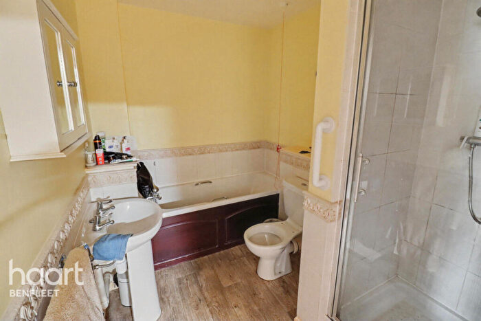 2 Bedroom Flat For Sale In Hart Road, Benfleet, SS7