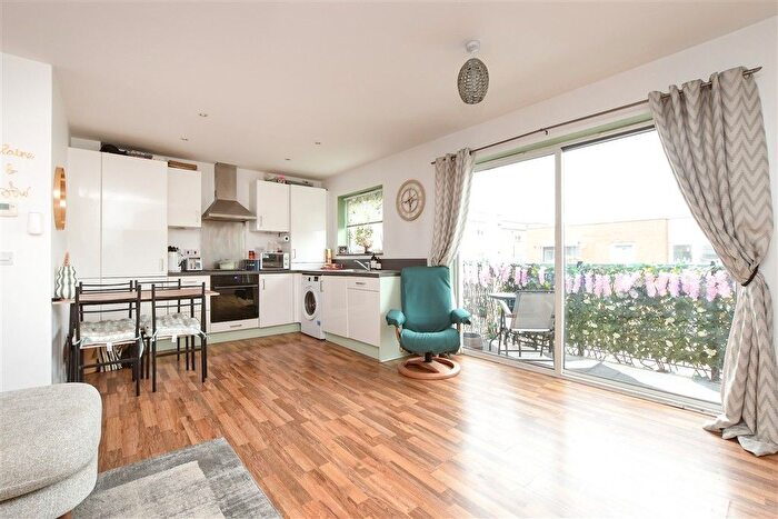 1 Bedroom Flat For Sale In Thornton Side, Redhill, Surrey, RH1