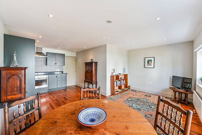 2 Bedroom Flat To Rent In Claylands Place, Oval, London, SW8