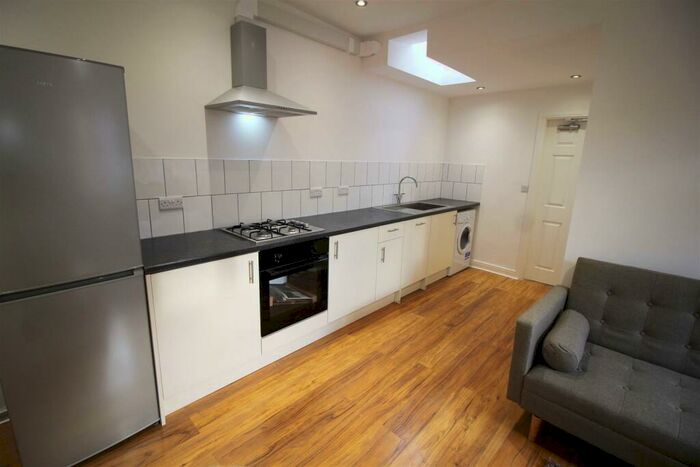 4 Bedroom Flat To Rent In **£pppw Excl Bills** Middle Street, Beeston, NG9