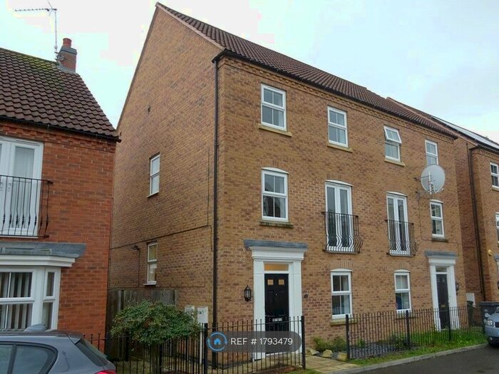 4 Bedroom Semi-Detached House To Rent In Lothian Way, Sleaford, NG34