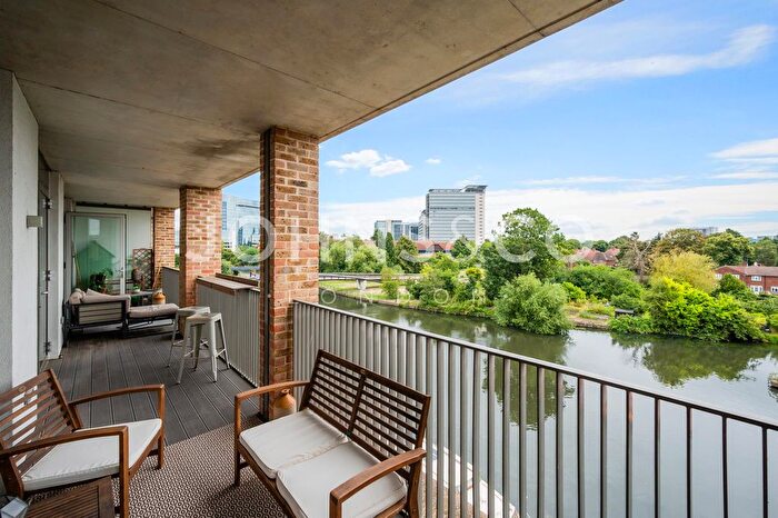 2 Bedroom Flat To Rent In Copland Court, Brentford Lock West, Brentford, TW8
