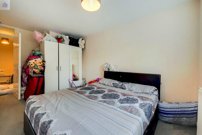 1 Bedroom Flat For Sale In Houstoun Court, Vicarage Farm Road, TW5