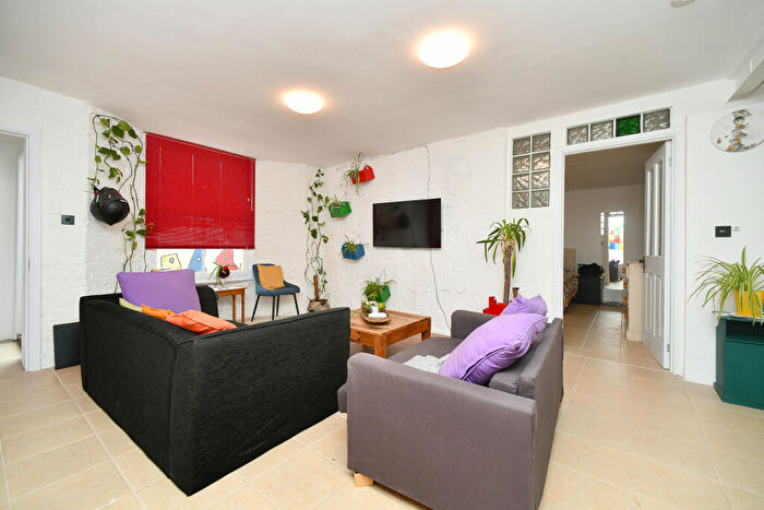 2 Bedroom Flat For Sale In Clarence Square, Brighton, BN1
