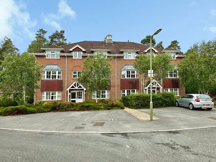 2 Bedroom Apartment For Sale In Marrow Meade, Fleet, Hampshire, GU51