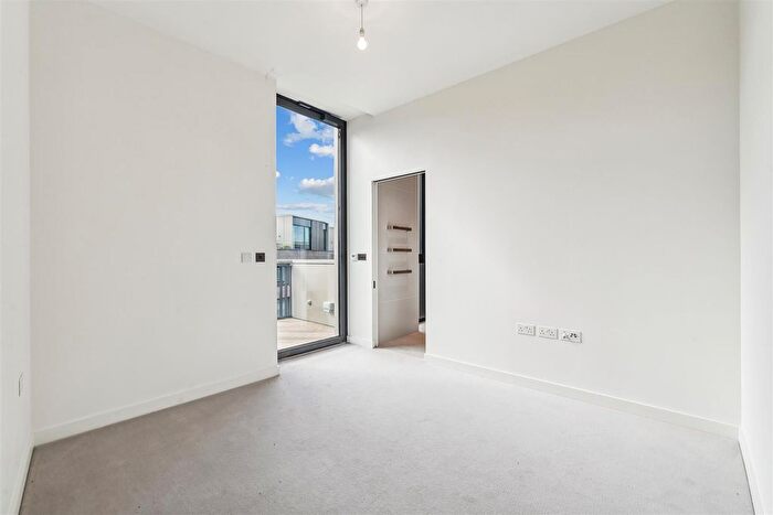 3 Bedroom Flat To Rent In Wood Crescent, London, W12