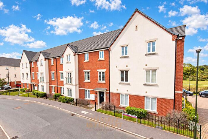 2 Bedroom Flat For Sale In Cornwell Avenue, Crawley, RH10