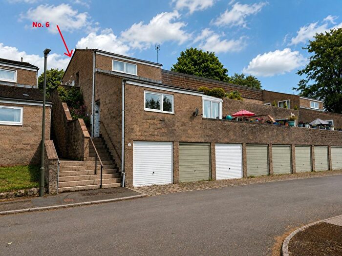 2 Bedroom Flat For Sale In Springfield Rise, Matlock, DE4