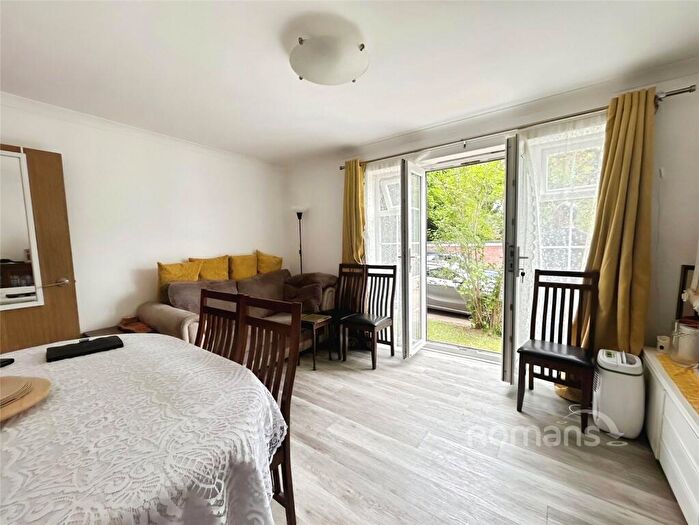 2 Bedroom Flat To Rent In Cookham Road, Maidenhead, Berkshire, SL6