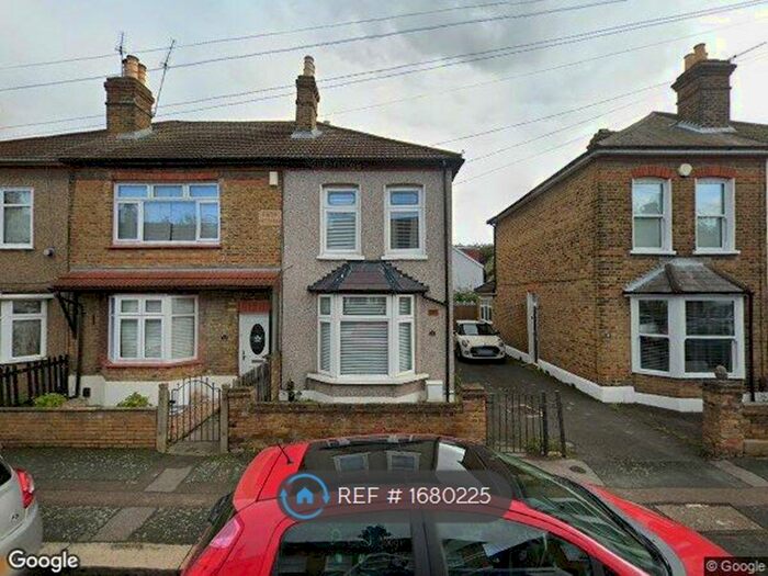 3 Bedroom Semi-Detached House To Rent In Willow Street, Romford, RM7
