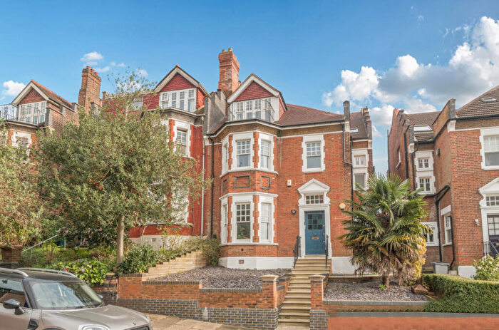 3 Bedroom Apartment To Rent In Grosvenor Gardens, London, N10