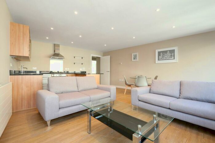 2 Bedroom Apartment To Rent In Bedroom Fifth Floor Apartment In Holloway, N7
