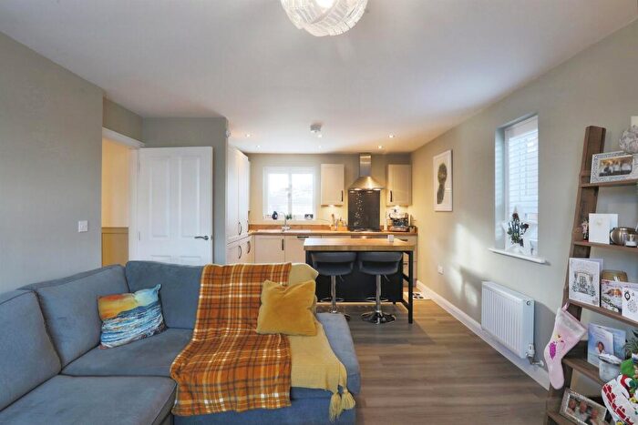 2 Bedroom Apartment For Sale In White Lias Way, Upper Lighthorne, Leamington Spa, CV33