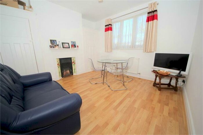 1 Bedroom Flat To Rent In Green Lanes, Winchmore Hill, N21