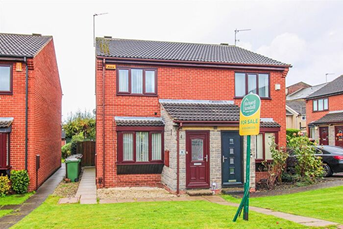 2 Bedroom Semi-detached House For Sale In Carlton Court, Ossett, WF5