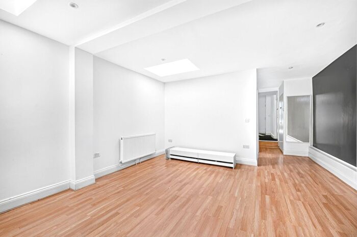 2 Bedroom Flat To Rent In Furley Road, Peckham, SE15