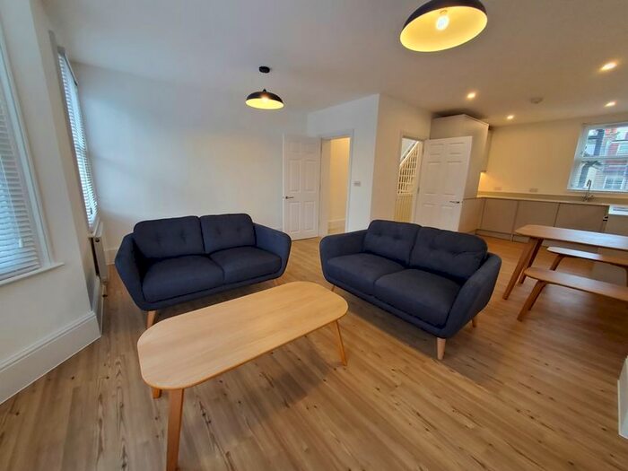 2 Bedroom Flat To Rent In Rudloe Road, London, SW12