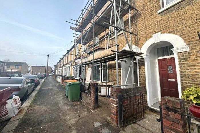 2 Bedroom Flat To Rent In Braemar Road, London, E13