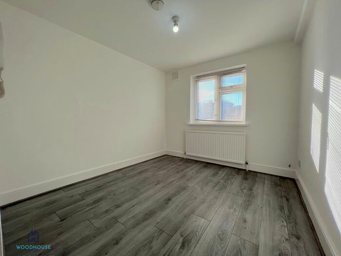 Studio To Rent In St Albans Crescent, London N22