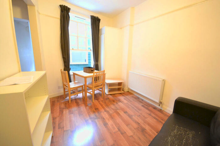 2 Bedroom Flat To Rent In New Cross Road, SE14