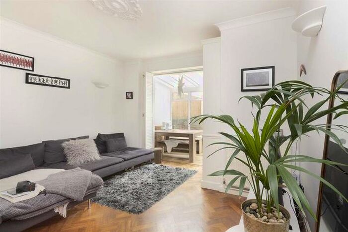 2 Bedroom Flat To Rent In Gloucester Terrace, London, W2