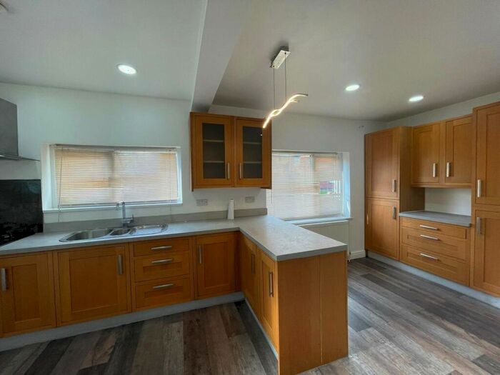 3 Bedroom Semi-Detached House To Rent In Coldcotes Avenue, Harehills, LS9