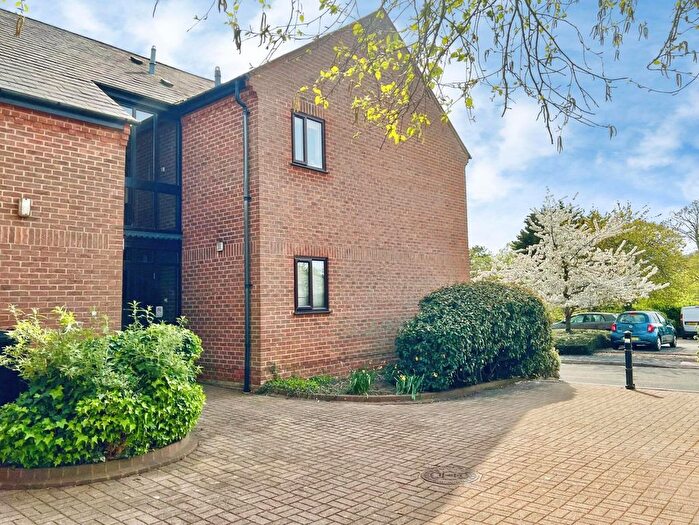 2 Bedroom Flat For Sale In Queens Court, Goring, Reading, Oxfordshire, RG8