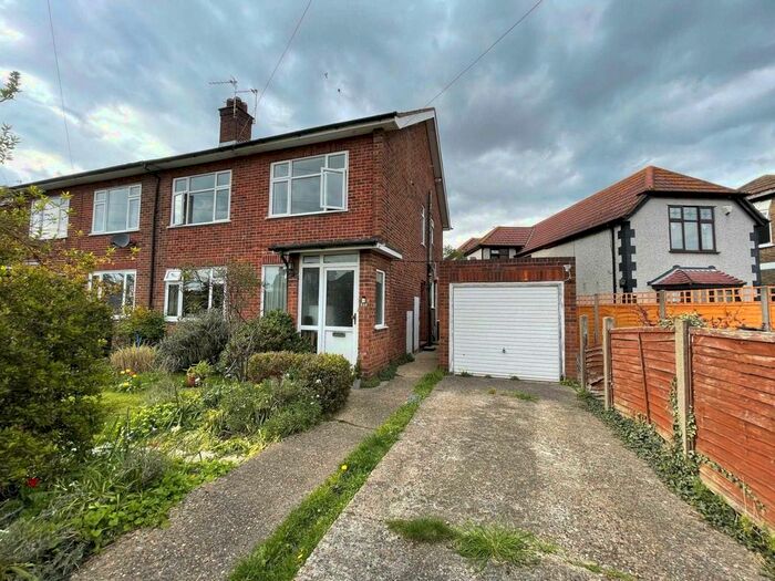 2 Bedroom Maisonette To Rent In Park Crescent, Erith, DA8