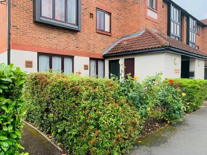 1 Bedroom Flat To Rent In Raglan Close, Hounslow, TW4