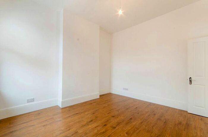 2 Bedroom Flat To Rent In Richborough Road, Cricklewood, London, NW2
