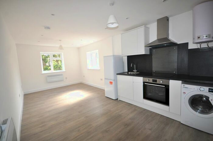 Studio To Rent In Kilburn Lane, London, W9