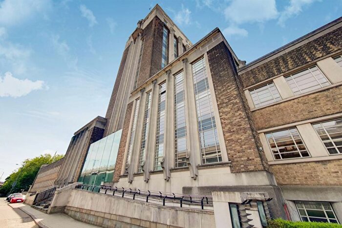 1 Bedroom Flat To Rent In Great West Road, Brentford, TW8