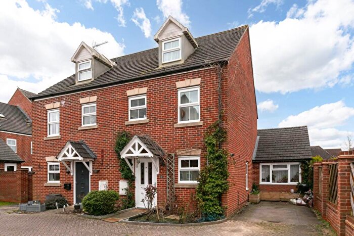 3 Bedroom Semi-Detached House To Rent In Goldfinch Cresent, Bracknell, RG12