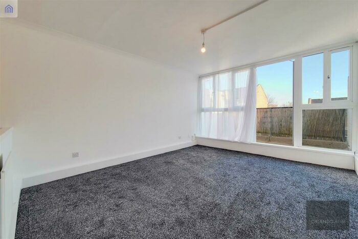 3 Bedroom Maisonette To Rent In Northwood Way, Central Hill, SE19