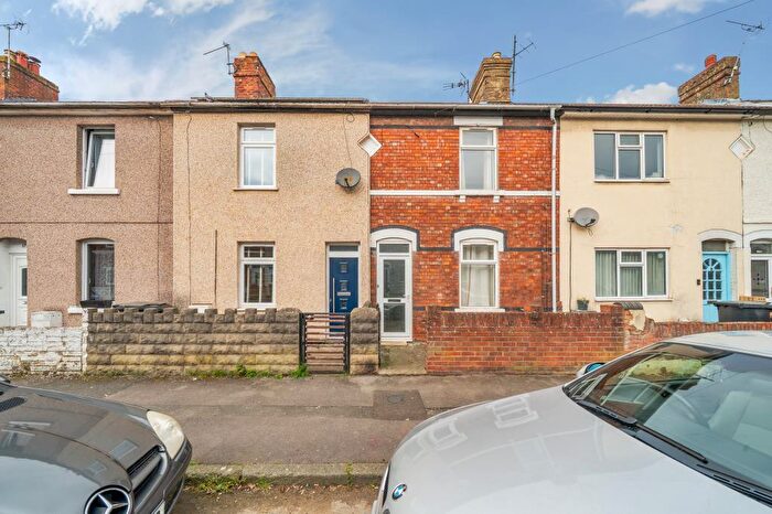 3 Bedroom Terraced House For Sale In Redcliffe Street, Swindon, SN2