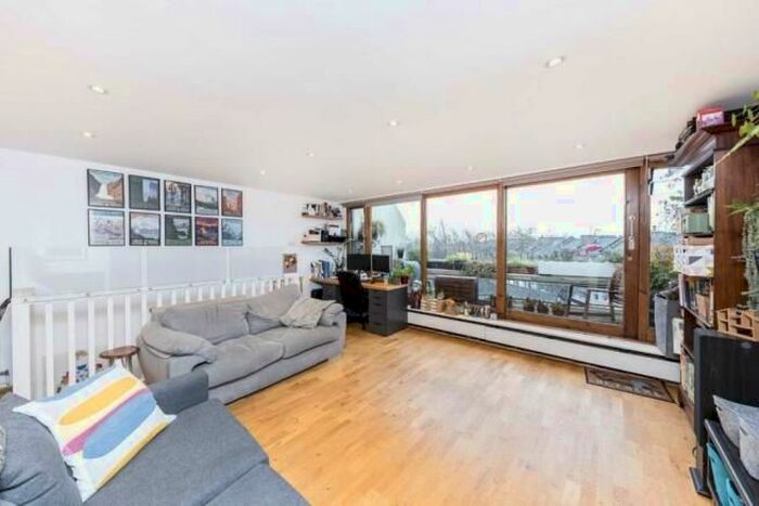 2 Bedroom Flat To Rent In Lulot Gardens, Archway, London, N19