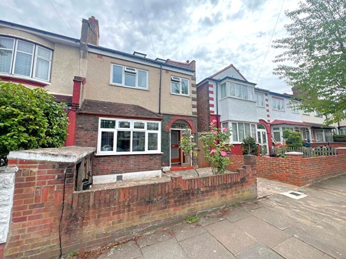 3 Bedroom Flat To Rent In Montana Road, SW17