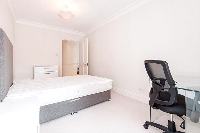 2 Bedroom Flat For Sale In Clevedon Road, Twickenham, TW1