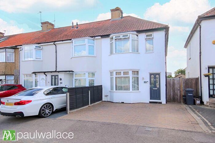 3 Bedroom End Of Terrace House For Sale In River Avenue, Hoddesdon, EN11