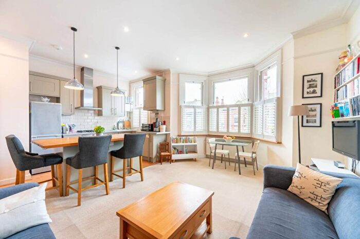 3 Bedroom Flat For Sale In Ebbsfleet Road, Cricklewood, London, NW2