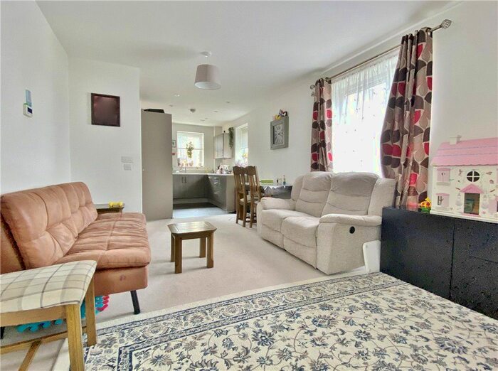 2 Bedroom Flat To Rent In Hunting Place, Hounslow, TW5
