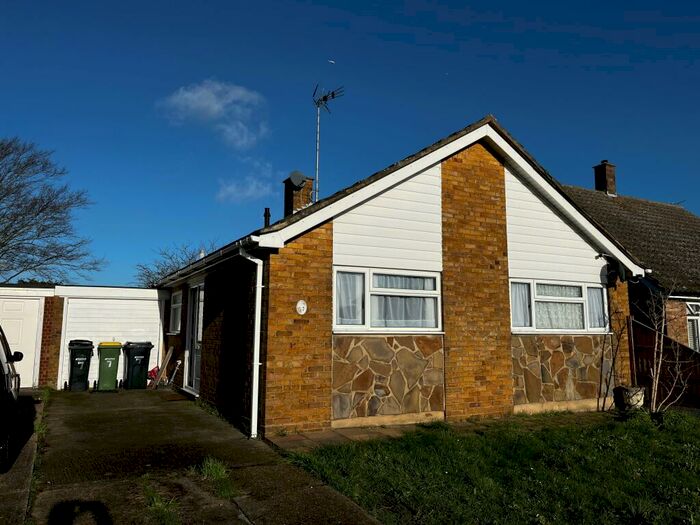 2 Bedroom Bungalow To Rent In Moons Close, Rochford, SS4