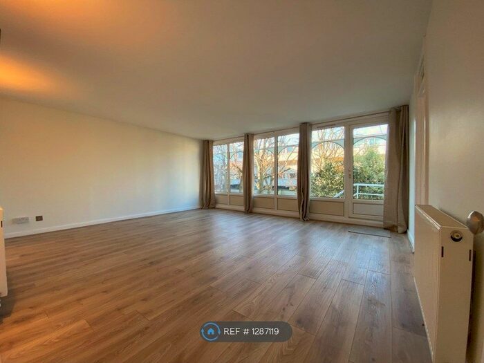 3 Bedroom Flat To Rent In Athlone Square, Windsor SL4