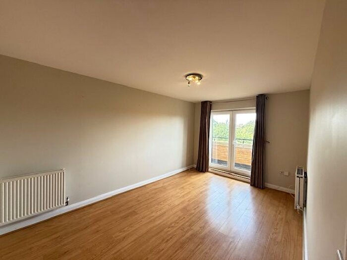 2 Bedroom Flat To Rent In Franklin Avenue, Watford, WD18