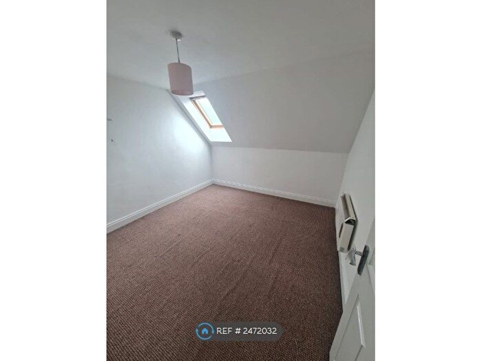 2 Bedroom Flat To Rent In Bishopstone House, Bedford, MK40
