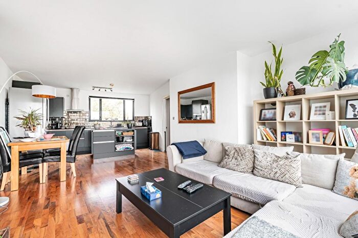 2 Bedroom Flat For Sale In Endwell Road, London, SE4