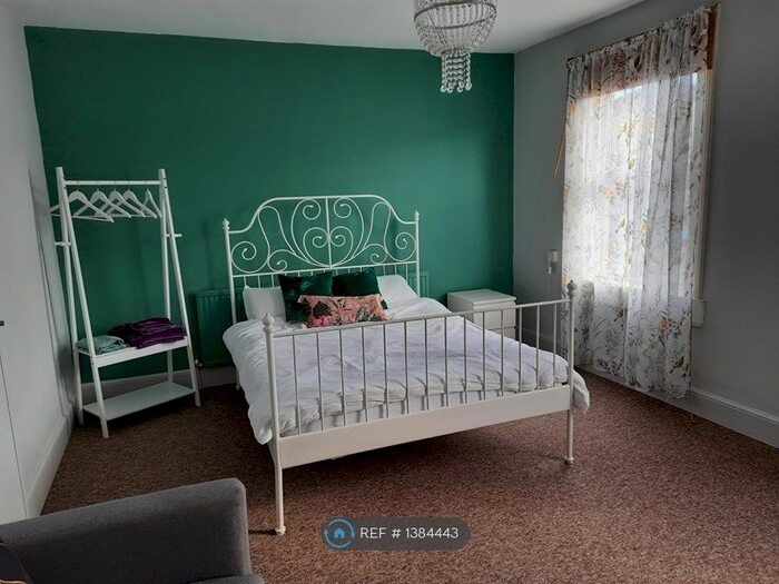 2 Bedroom Flat To Rent In Victoria Buildings, Bath, BA2